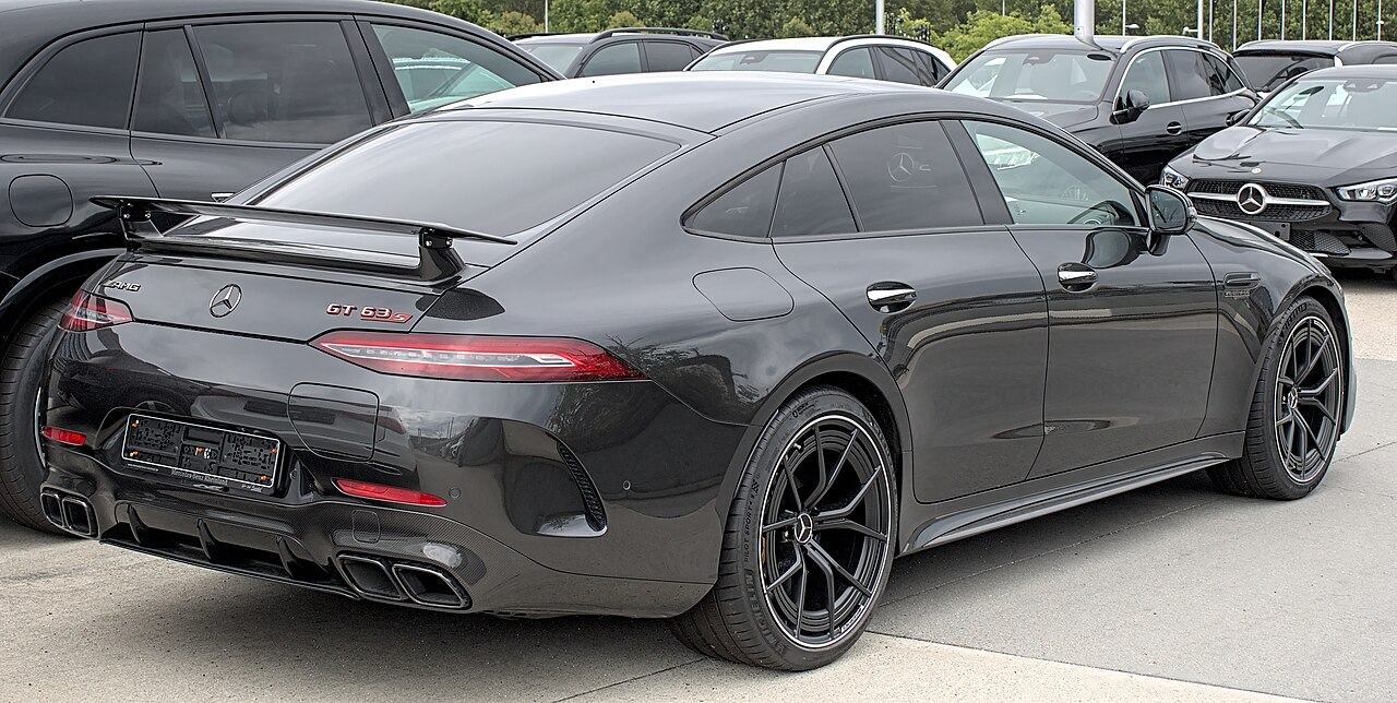 Mercedes-AMG GT в малярном боксе